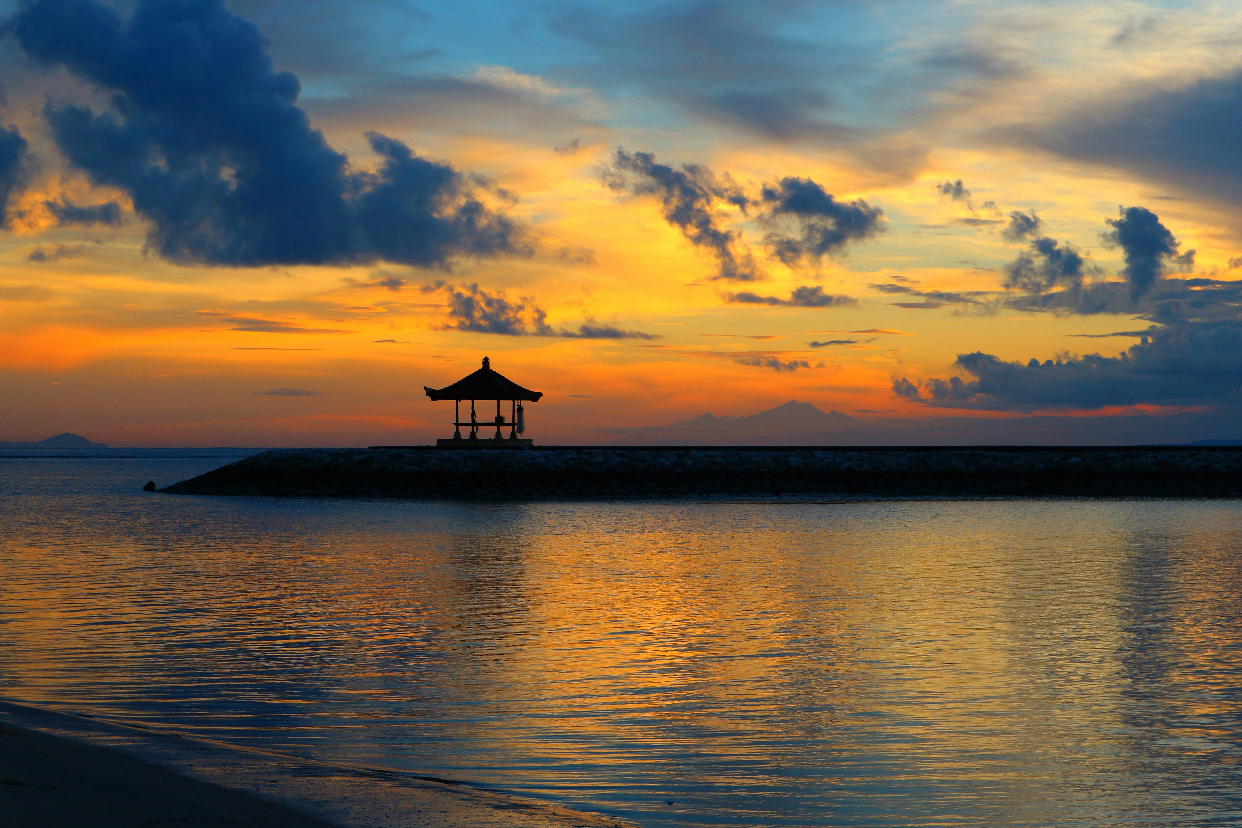 Pavillon am ruhigen Strand von Sanur, Bali